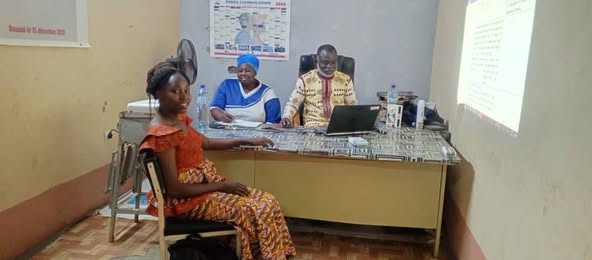 Projet d’appui à l’autonomisation politique des femmes et des jeunes : séance de travail de l’équipe d’ADC-Délwendé sur le rapport de suivi des acquis