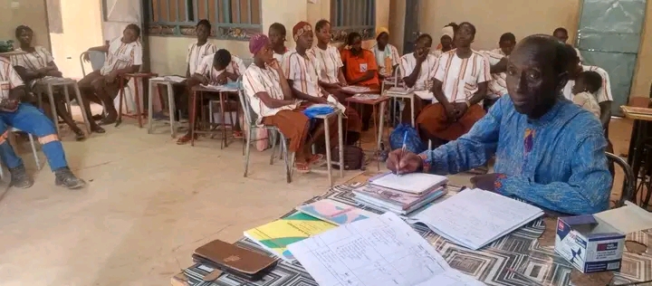 Alphabétisation en moore : le responsable du service de l&rsquo;Education non formelle de la CEB de Sourgoubila rend visite aux apprenants du CFP-Naaba Boulga
